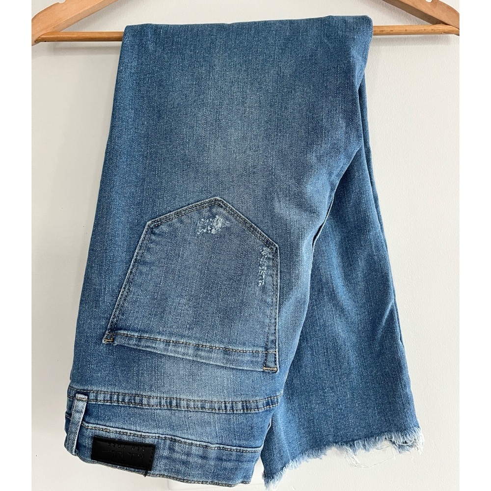 Nicole Miller Soho High Rise Straight Crop Distressed Jeans Size 6